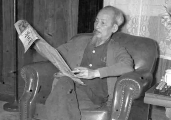 1950年胡志明到我國搬救兵，毛主席問他要多少兵，胡：我只要陳賡