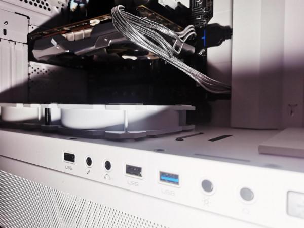 產品更新還真快,連水冷管都帶RGB光,炫彩機箱更添新裝 產品更新還真快,連水冷管都帶RGB光,炫彩機箱更添新裝