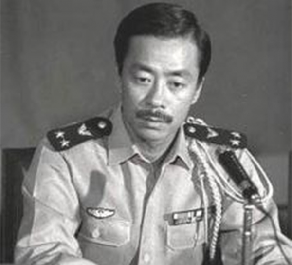 空軍司令對航空公司老闆說:追不上這位空姐,就把飛機打下來 空軍司令對航空公司老闆說:追不上這位空姐,就把飛機打下來