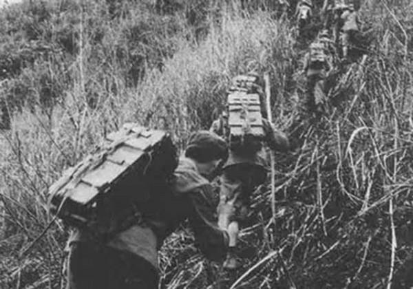 84年，越軍罵陣還朝哨所尿尿，駱科邦一擊將其斃命，越南懸賞3萬