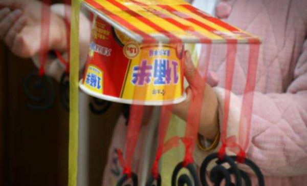 河南一女子模仿武則天，泡麵當王冠，麻袋做龍袍，23家公司求籤約