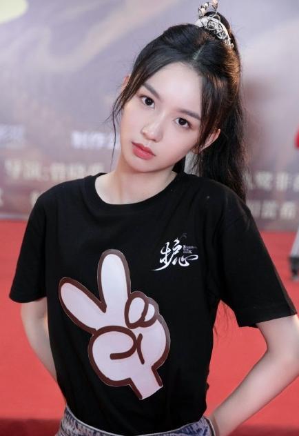 周也攜新劇《護心》來襲，黑袍造型颯氣十足，眼神全是戲