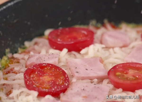 西蘭花風味的番茄芝士披薩，鮮香拉絲又解饞，孩子愛吃的美味輔食