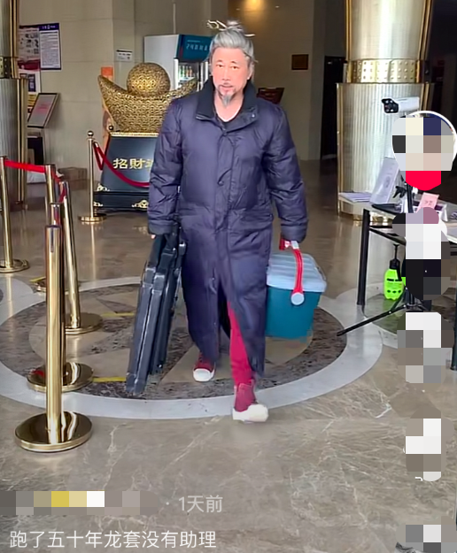 68歲戲骨獨自提行李拍戲，無助理被誤認為龍套，合作伙伴現身力挺