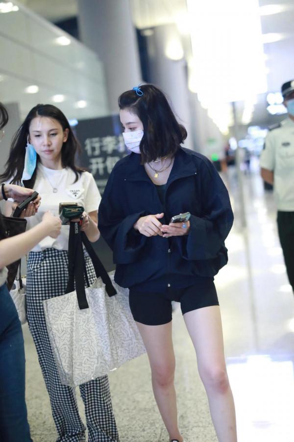 機場抓拍娛樂圈的小花私服，你更喜歡誰