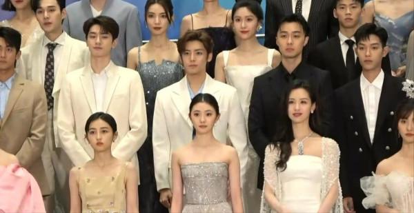 34屆金雞紅毯，張譯緊張到搓衣角，青年演員蹲下為陳道明“讓鏡”