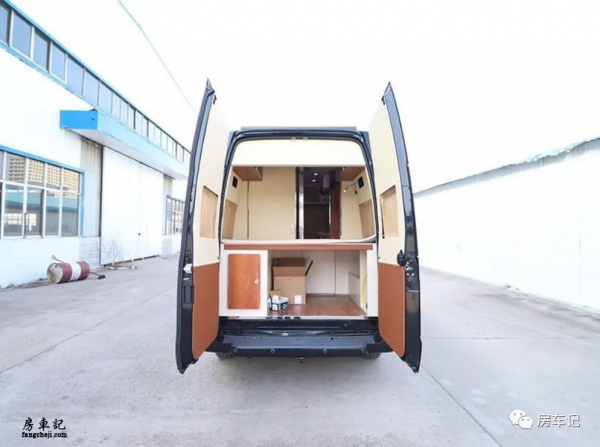 木紋和真皮的美妙體驗!專利設計加持!途酷酷旅行版房車 木紋和真皮的美妙體驗!專利設計加持!途酷酷旅行版房車