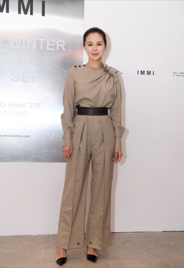 佟大為一家五口出遊，倆保姆伺候寶貝兒子，13歲女兒身高直追1米8