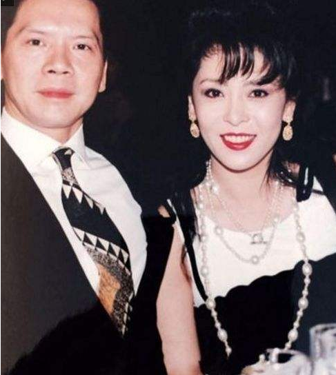 向華強夫婦現身機場被拍!向太一件外套六萬塊,拉衣領擋臉好害羞 向華強夫婦現身機場被拍!向太一件外套六萬塊,拉衣領擋臉好害羞