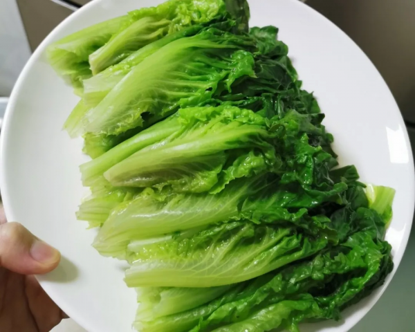 做蠔油生菜，別直接下鍋燙，提前加2種調料再下鍋，生菜清脆爽口