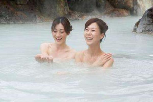 在日本泡溫泉，必須遵守3條規定，不然就會拒之門外