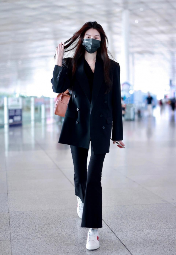 何穗穿橘色開衩裙博眼球，不俗反而面板白到發光，只有她能駕馭了