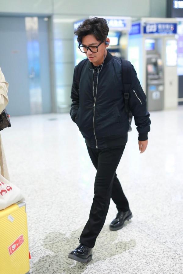 王寶強亮相機場變潮男，用羽絨服穿出高階感，這衣品越來越好了