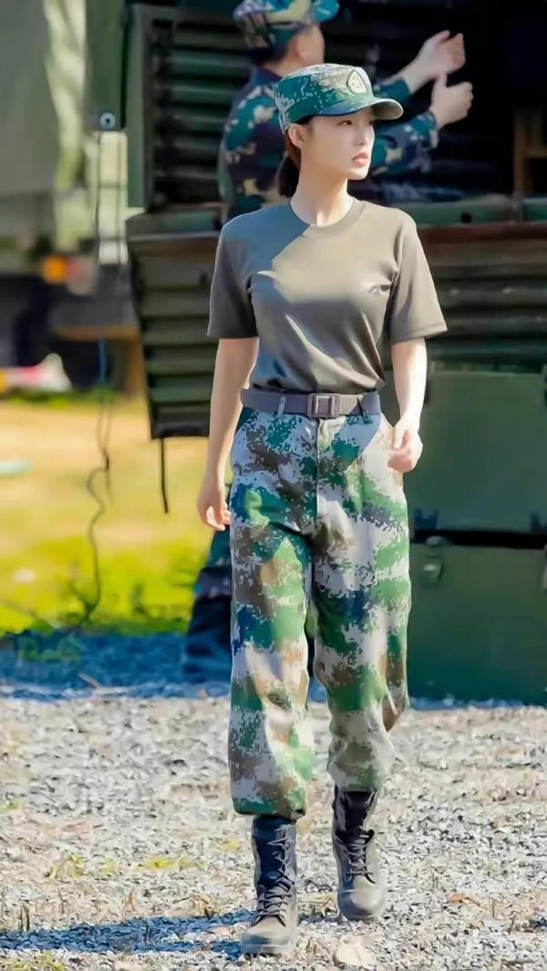 穿上軍裝的李沁:英姿颯爽,霸氣十足 穿上軍裝的李沁:英姿颯爽,霸氣十足