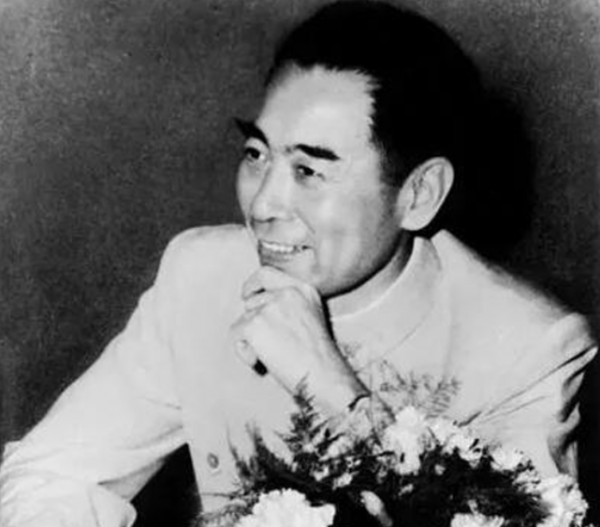 1955年大授銜，周總理自己沒授銜，為什麼能給全體將官們授銜