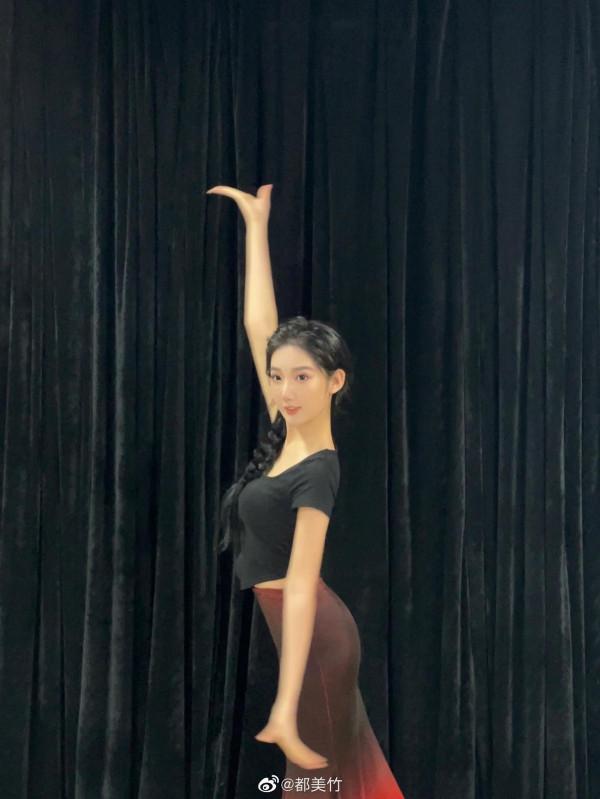 都美竹曬近照：重返舞蹈室學舞，退學之後要考藝術學院？