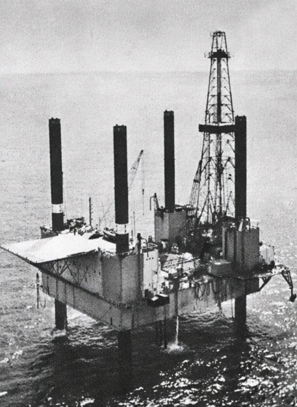 鄧小平接替華國鋒，擔任軍委主席，主持華北大演習