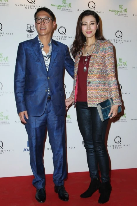 李嘉欣也難逃中年發福，穿西裝勒腰帶腰圍粗一圈，好在氣質夠出眾