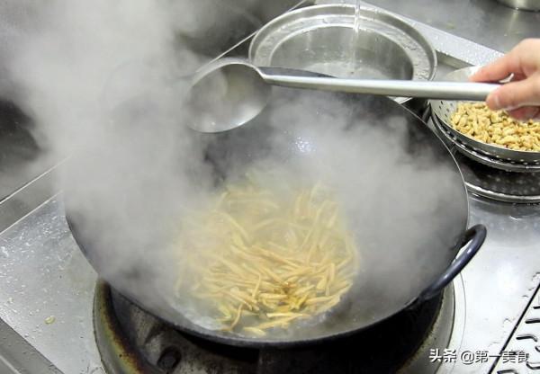 黃花菜炒肉絲很多人第一步就做錯了，難怪不好吃，大廚教你如何做