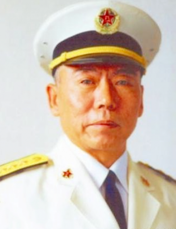 司令員視察部隊供應站，往秤上一站顯示140斤，大怒：撤掉站長