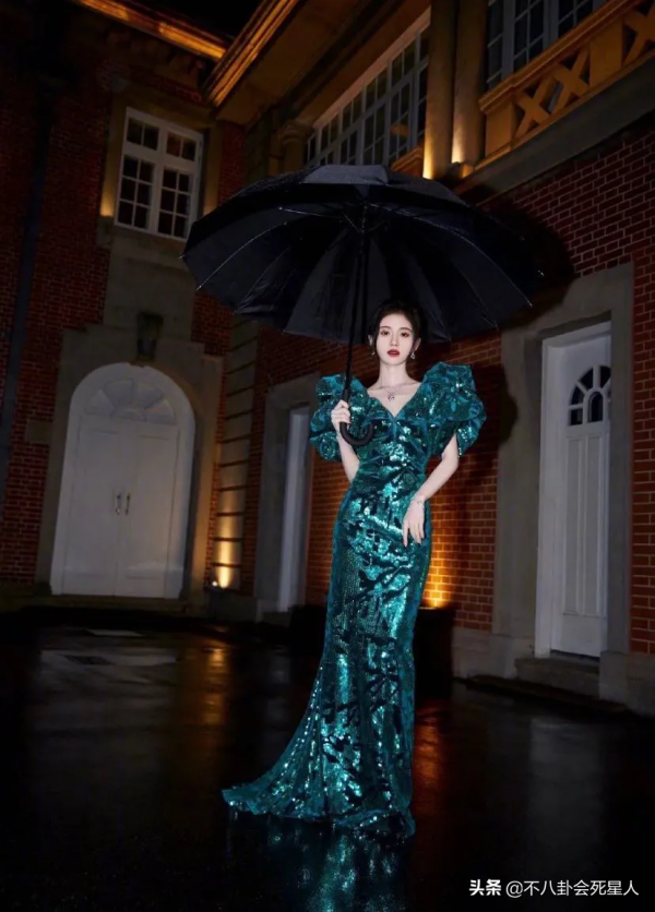 這些女星在紅毯像個笑話!身材一般,卻努力凹造型,自曝缺點 這些女星在紅毯像個笑話!身材一般,卻努力凹造型,自曝缺點