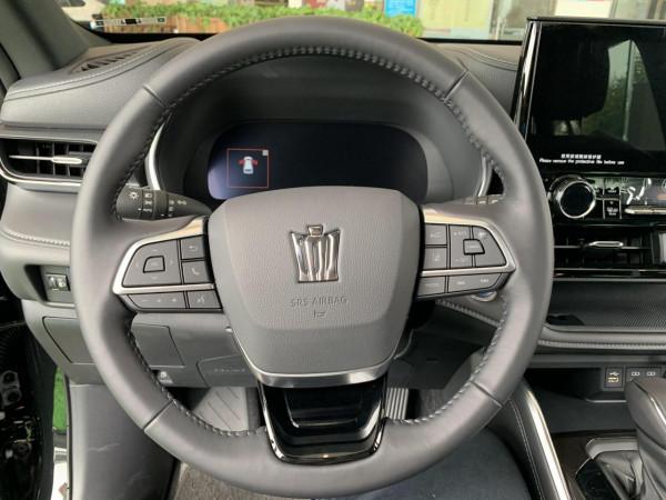 實拍皇冠陸放：豐田版黑武士，內飾精緻，氣場足