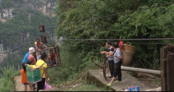 懸崖上的村莊：萬丈懸崖上村民靠一根鐵索出行，坐上去腳都發抖