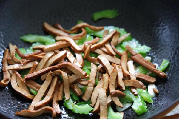 秋天，晚餐要多吃這道素菜，清淡爽口低油低脂，常吃身體更健康