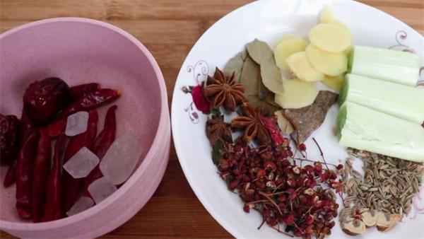 想吃滷菜別排隊買了，秘製配料和做法都告訴你，在家就能做