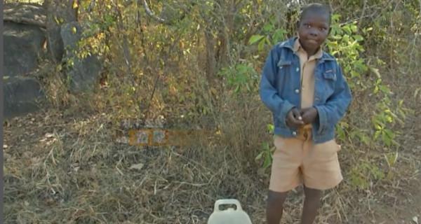 在非洲生活有多難？孩子們喝泥水，在沒屋頂的教室頂著烈日上課