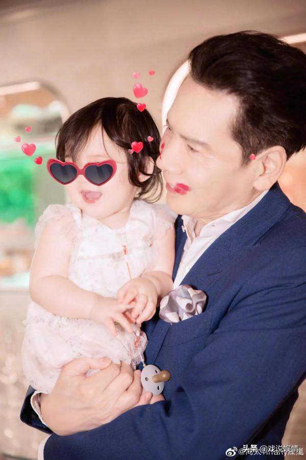 向太全家共聚北京為孫女慶生，孫女正面照罕見曝光大眼超可愛