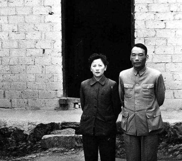 2001年，朱鎔基看了央視一檔節目後，立即趕往醫院看望特工熊向暉