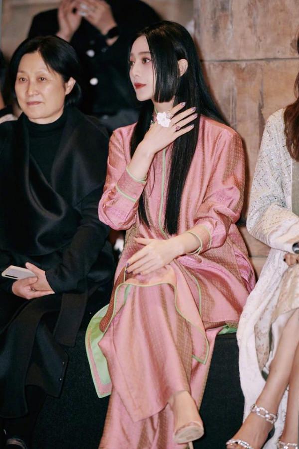 范冰冰沒戲拍也不消停，穿中國風套裝場邊看秀，公主切髮型成焦點