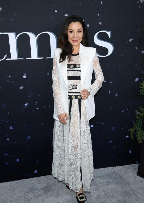 楊紫瓊奔六了仍然英氣十足，白色襯衫單調，配鏤空裙穿出優雅感