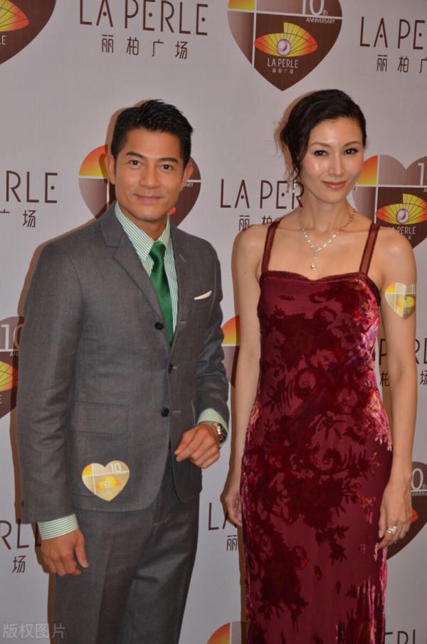 李嘉欣不愧是港姐冠軍,穿刺繡長裙溫婉別緻,戴鑽石項鍊顯貴氣 李嘉欣不愧是港姐冠軍,穿刺繡長裙溫婉別緻,戴鑽石項鍊顯貴氣