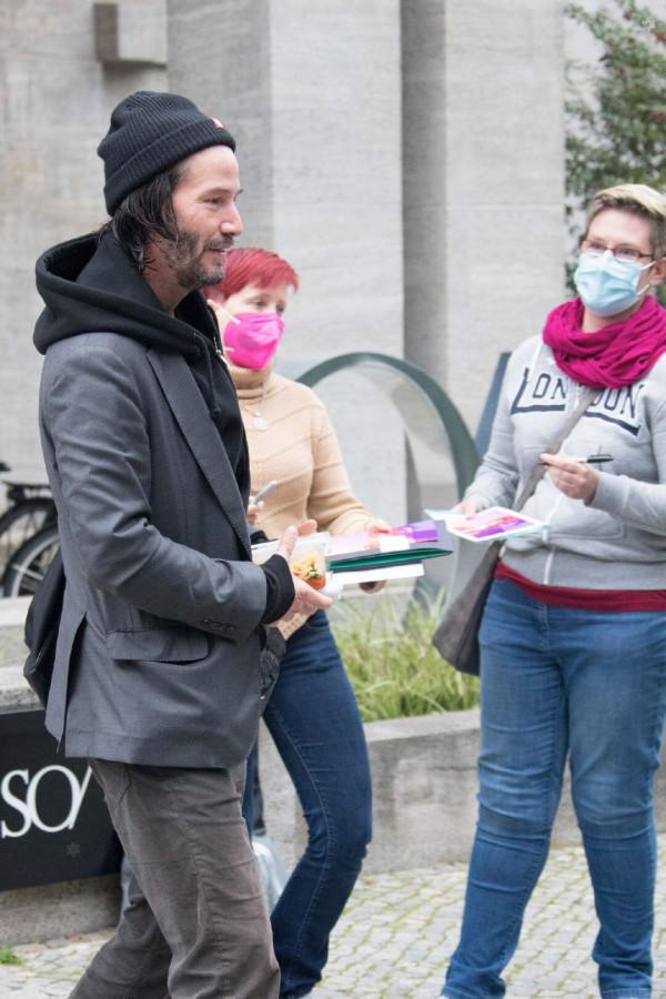 57歲基努裡維斯太可愛了！拿著小飯盒去拍戲，路人都看直眼了