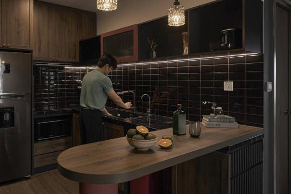 兄弟倆合資買套小公寓,沒有多餘的傢俱,全屋黑紅灰看起來很高階 兄弟倆合資買套小公寓,沒有多餘的傢俱,全屋黑紅灰看起來很高階