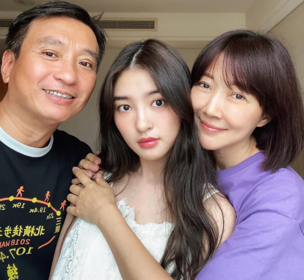 男星不讓女兒回國過寒假，愛女零下9度仍不敢開暖氣，坦言很想家