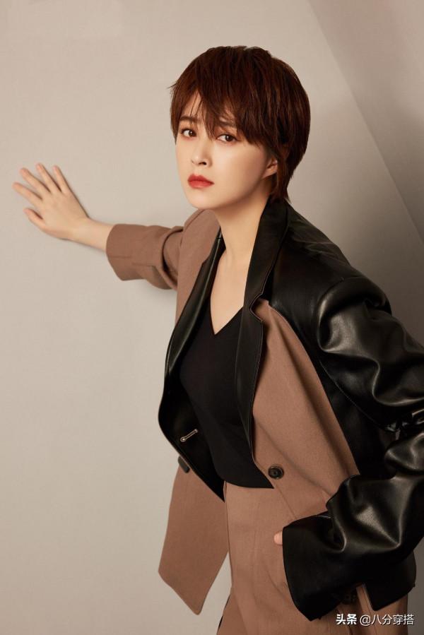 蔣欣瘦下來簡直太美了！穿黑裙配披風出鏡，同框曾黎都不輸