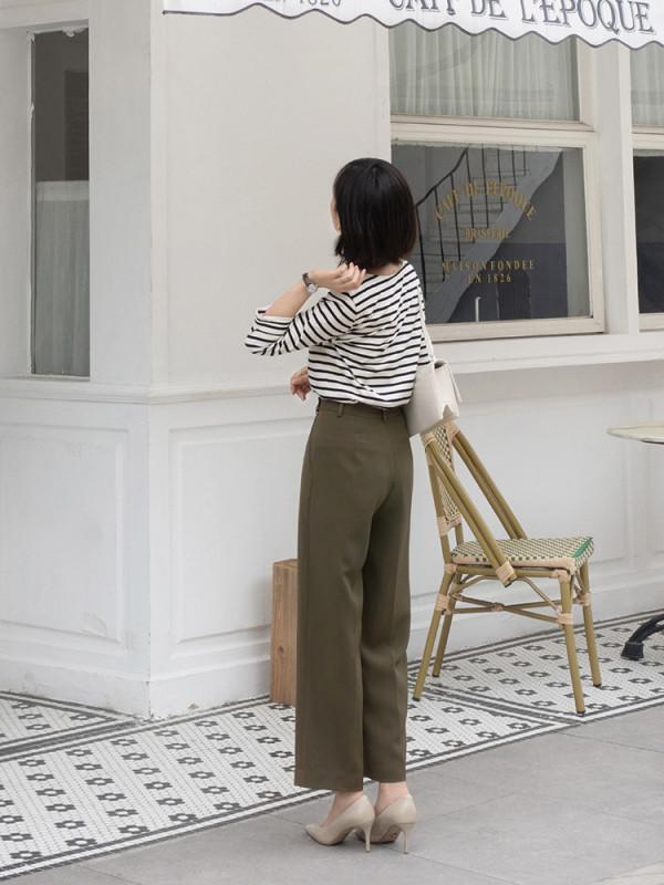 女人過了40歲，衣服建議穿簡約款，條紋衫搭牛仔褲，今年很流行