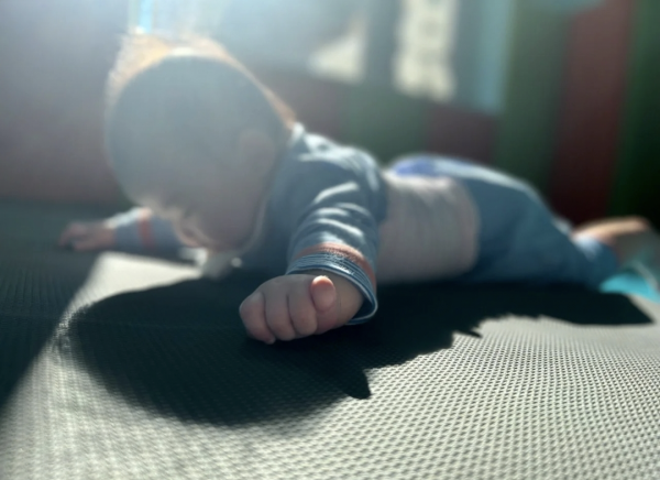 朱珠春節曬瑜伽照，假裝在海邊姿態婀娜，女兒在一旁練抬頭萌態足