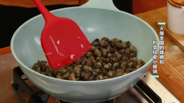 天氣微涼，來個輕葷小暖鍋吧！又香又暖，太適合全家一起吃了