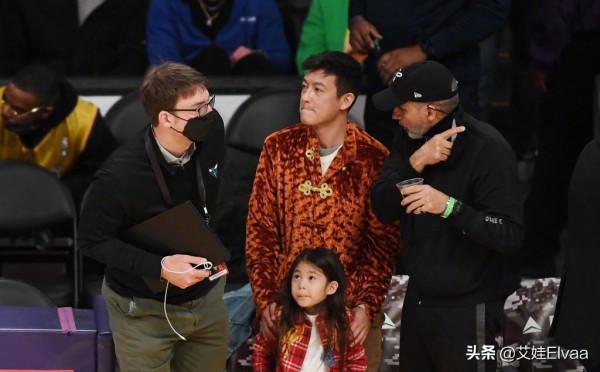 陳冠希看NBA成女兒奴!穿中國結外套給女兒拍照,老婆當甩手掌櫃 陳冠希看NBA成女兒奴!穿中國結外套給女兒拍照,老婆當甩手掌櫃