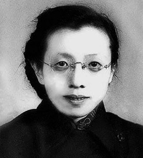 蔣介石正在舉辦頒獎晚會，一架國軍轟炸機來到上空，投下了炸彈