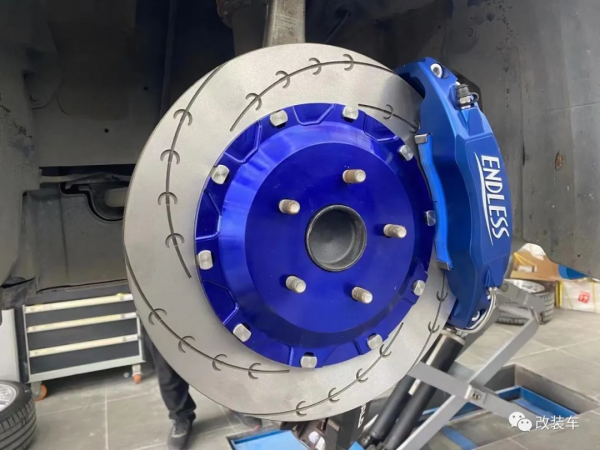 簡約又不失內涵的日規14代目豐田皇冠，只是為了完成兒時的夢