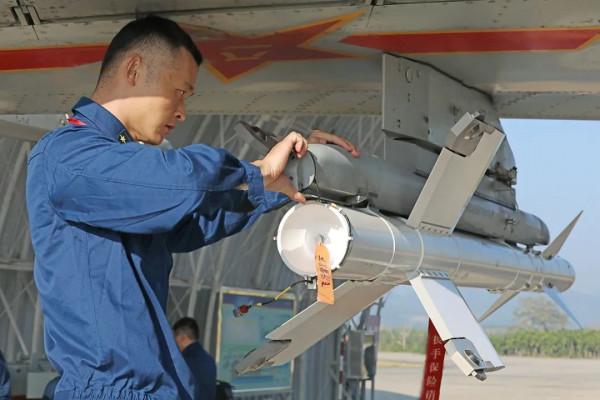 雲海之間,雙機編隊空空導彈雷霆出擊! 雲海之間,雙機編隊空空導彈雷霆出擊!