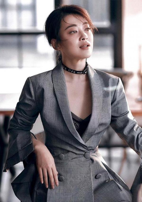 最近火了一種新穿法，叫“西裝+蕾絲吊帶”，蔣勤勤、宋佳都上頭