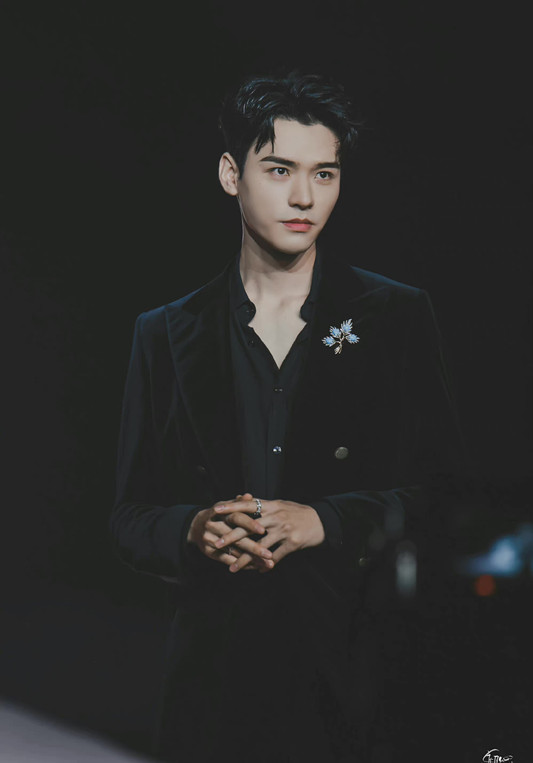 GQ走秀：熱依扎帥氣利落，熱巴藍玫瑰扮相顯得很有故事