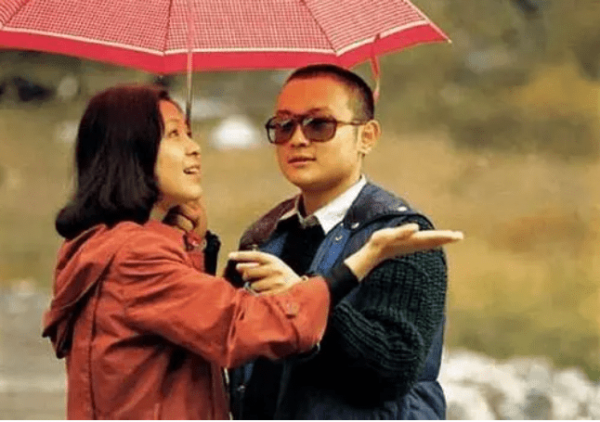 23歲爆紅，娶18歲初戀，28歲兒子夭折，歐陽奮強如今怎樣了？