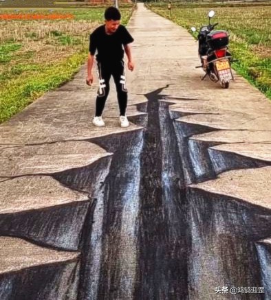 農村小夥酷愛繪畫，在公路上畫出3D畫神似路障，嚇得別人不敢走